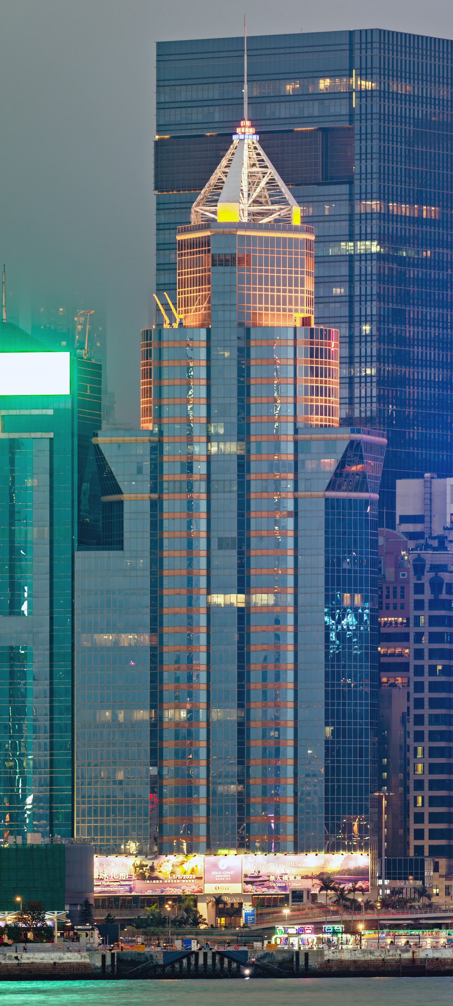 Sino Plaza, Hong Kong - View across Victoria Harbour. © Mathias Beinling
